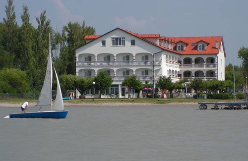 Podersdorf am See House | Doppelzimmer mit Balkon & Seeblick, West - Seehotel Herlinde