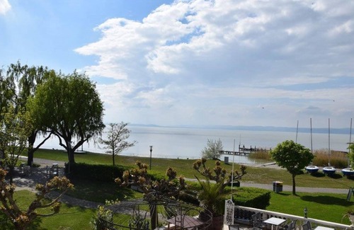 Podersdorf am See House | Doppelzimmer mit Balkon & Seeblick, West - Seehotel Herlinde