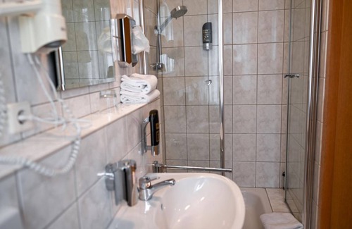 Boos Bed & Breakfast | Doppelzimmer Eifel-land Dusche/wc - Eifelhotel Fuchs