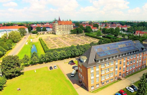 Guestrow House | Doppelzimmer Komfort - Hotel am Schlosspark +