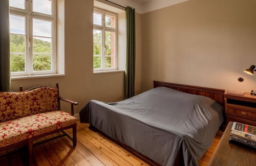 Ahutte Bed & Breakfast | Doppelzimmer mit Wandverzierung - Museumsbahnhof Ahütte