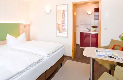 Neuensien Apartment | Doppelzimmer mit Pantryküche - Ferienzimmer und -wohnungen mit Seeblick