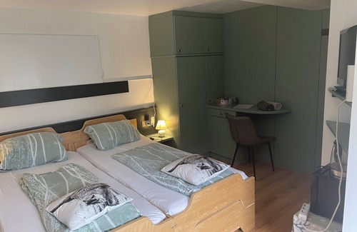 Stall Bed & Breakfast | Doppelzimmer Stieflberg mit Dusche Toilette und Frühstück