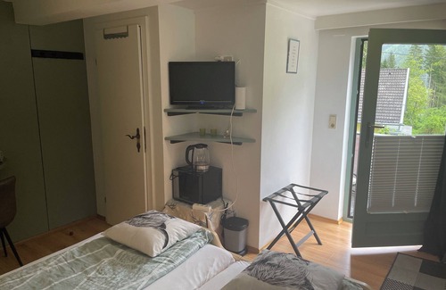 Stall Bed & Breakfast | Doppelzimmer Stieflberg mit Dusche Toilette und Frühstück