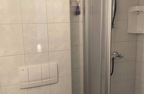 Stall Bed & Breakfast | Doppelzimmer Stieflberg mit Dusche Toilette und Frühstück