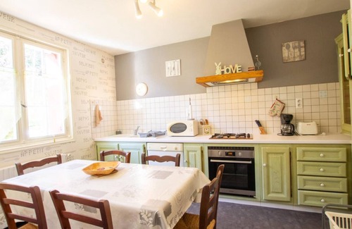 Cales Cottage | Dordogne Getaway: Riverside House with Private Parking