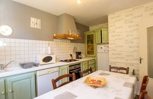 Cales Cottage | Dordogne Getaway: Riverside House with Private Parking