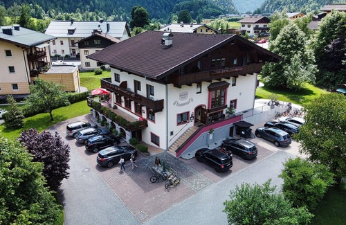 Unken Apartment | Dorfcafe, Restaurant-Pension - Double room with shower, WC