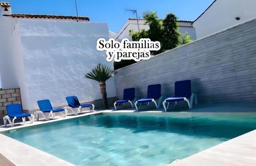 Conil de la Frontera House | Dos Chalets Separados con Piscina Privada Cada Uno - Perfectos para Grupos Grandes Cerca del Pueblo