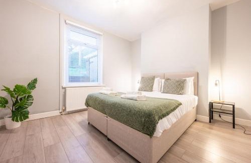 Newport Apartment | Dos Road - Street Parking - WIFI
