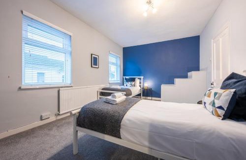Newport Apartment | Dos Road - Street Parking - WIFI