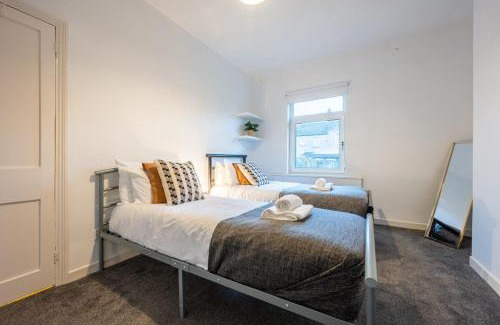 Newport Apartment | Dos Road - Street Parking - WIFI