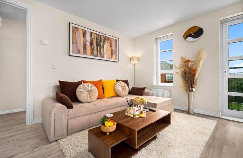 Moffat Apartment | Dote Haven Stylish 2 Bed Apartment - Free Parking and Free High Speed WIFI