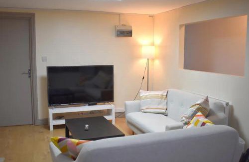 Bordesley House | Double Bed Room in Flat near Birmingham City Centre