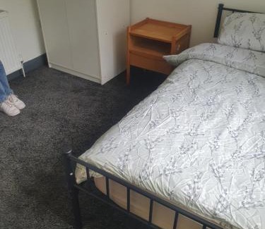 Templeborough Bed & Breakfast | Double bed rooms in Meadowhall, Tinsley
