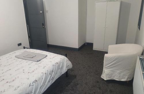 Templeborough Bed & Breakfast | Double bed rooms in Meadowhall, Tinsley
