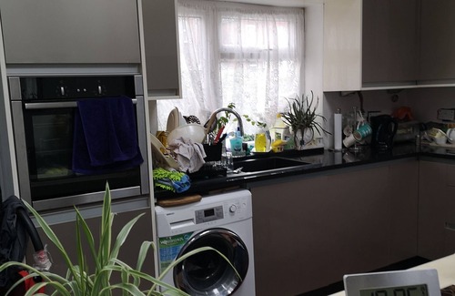 Bolton House | Double bedroom in a friendly home 5 mins drive to town centre