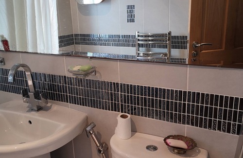 Bolton House | Double bedroom in a friendly home 5 mins drive to town centre
