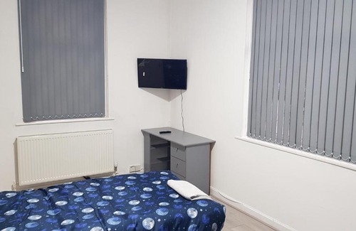 Levenshulme House | Double Bedroom In Manchester 13 Woodfold Ave, M19 3AP, RM1 2 Sing Bed