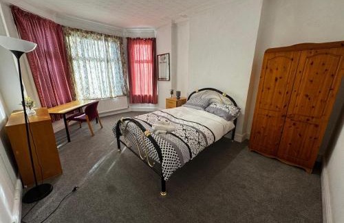 Salford House | Double-Bedroom in the Heart of Salford Manchester GCSW5 Perfect for Short Stays