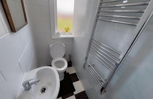 Salford House | Double-Bedroom in the Heart of Salford Manchester GCSW4 Perfect for Short Stays