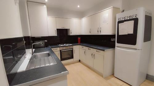 Eccles House | Double-Bedroom in the Heart of Eccles Manchester Perfect for Short Stays BH4