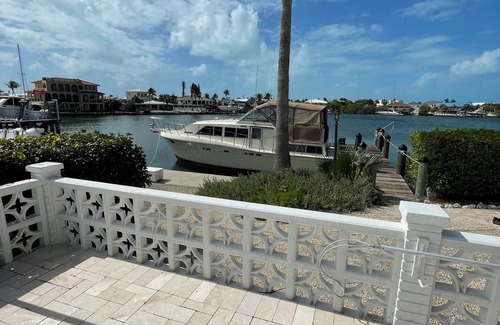 Key West Boat Rental | Double Cabin Luxury Power Motor Yacht in Key West