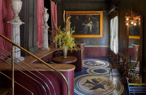 Mount Vernon House | Double Delight at Ulysses Hotel: Unique Decor & On-Site Dining in Downtown