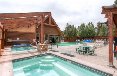 Four O'Clock Apartment | Double Eagle B12 Condo