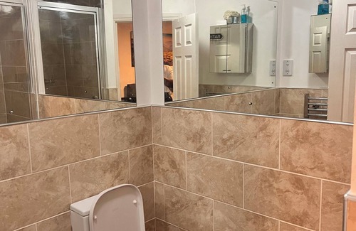 Leeds Apartment | Double en-suite bedroom with a kingsized bed in a shared 2 bedroom apartment.