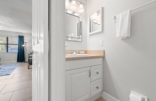 Palm Valley House | Double Ensuite Bedrooms in Cheerful Townhouse