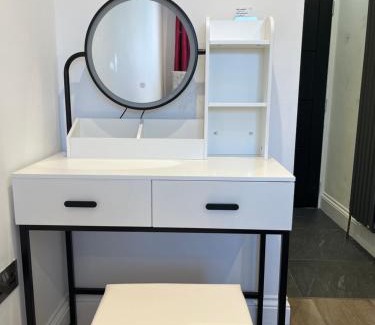 Chessington House | Double Guest Room 40 minutes from Central London
