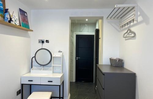Chessington House | Double Guest Room 40 minutes from Central London