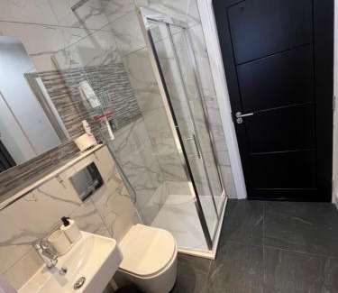 Chessington House | Double Guest Room 40 minutes from Central London