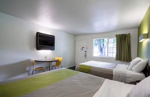 Munras Avenue Hotel | Double Queen near Downtown Monterey