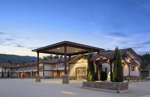 Revelstoke Hotel | Double Queen Suite Pet Friendly