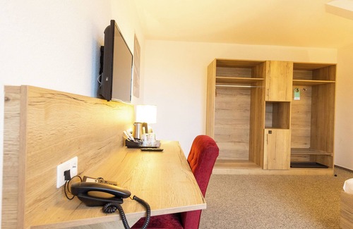 Dorumer Neufeld Apartment | Double room 123. Bright interior and garden view.