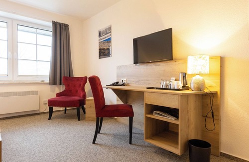 Dorumer Neufeld Apartment | Double room 123. Bright interior and garden view.