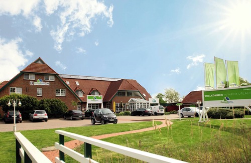 Dorumer Neufeld Apartment | Double room 123. Bright interior and garden view.