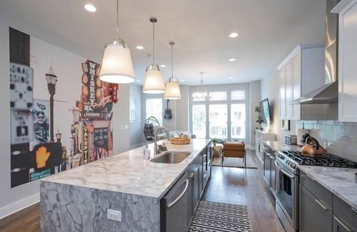 Hadley - Washington Apartment | Double Rooftop & Skyline Views ~ 10 min to Bway!