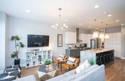 Hadley - Washington Apartment | Double Rooftop & Skyline Views ~ 10 min to Bway!