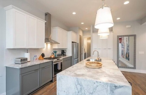 Hadley - Washington Apartment | Double Rooftop & Skyline Views ~ 10 min to Bway!