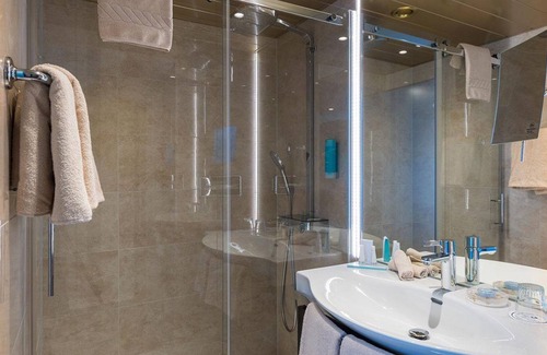 Muelheim Hotel | Double room, shower, toilet, river view