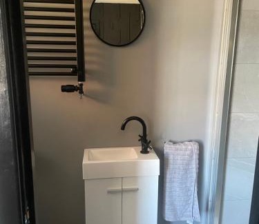 Leicester House | Double Room & Ensuite in Glenfield