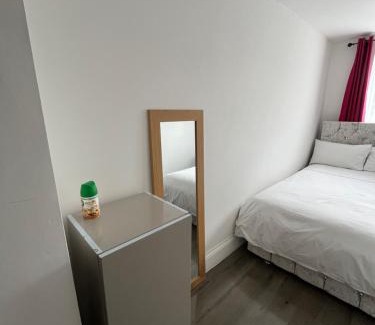 Chessington House | Double room in Chessington