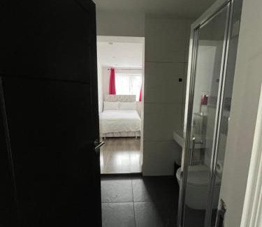 Chessington House | Double room in Chessington