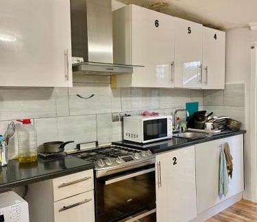 Whittington House | Double Room in Colindale With Shared Bathroom