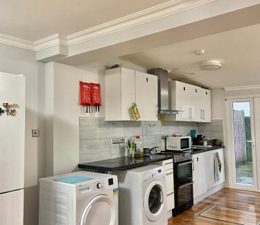 Whittington House | Double Room in Colindale With Shared Bathroom