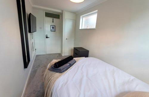 Barnt Green House | Double room in refurbished 5 bed home with WiFi and TV BW Room 5