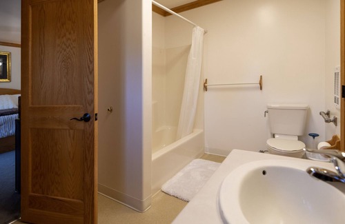 Hot Springs Cabin | Double Room in Rustic Cabin - Room 226